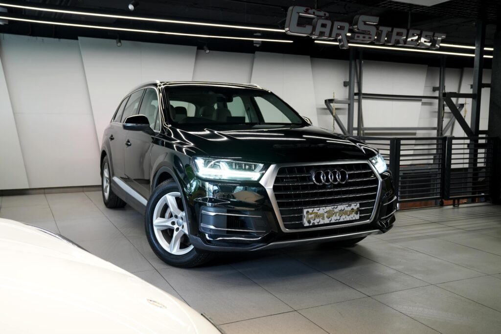 Front View of Audi Q7