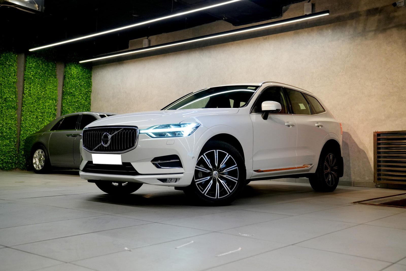 volvo xc90 at car street